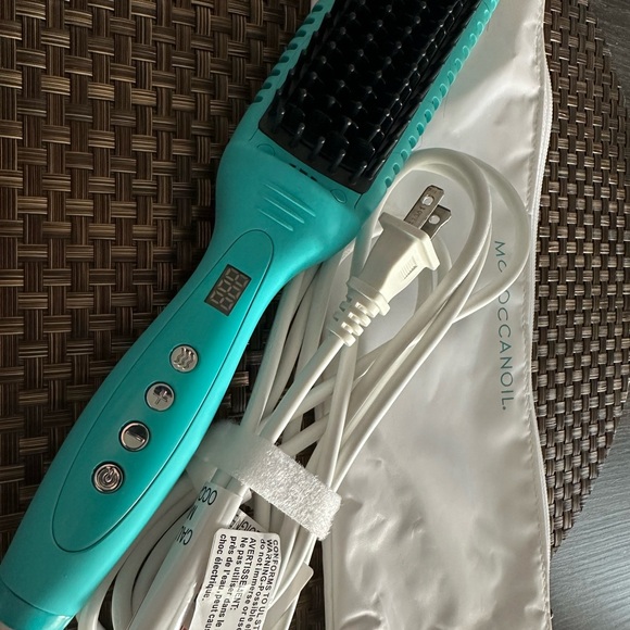 Moroccanoil Hair straightening brush. Tried once on couple strands not for me - Picture 2 of 3
